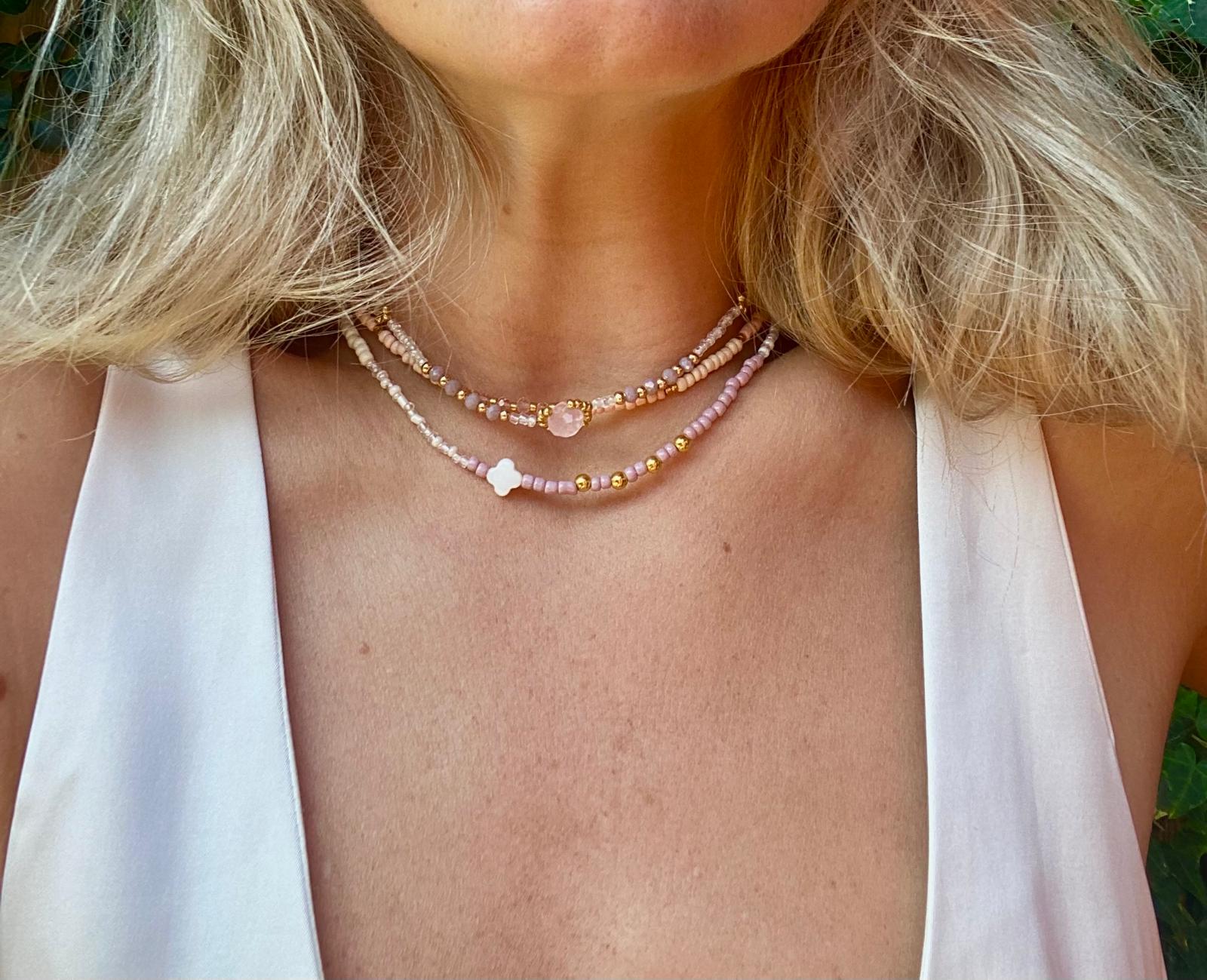 Handgemachter Schmuck von Sophila Jewelry in Nahaufnahme