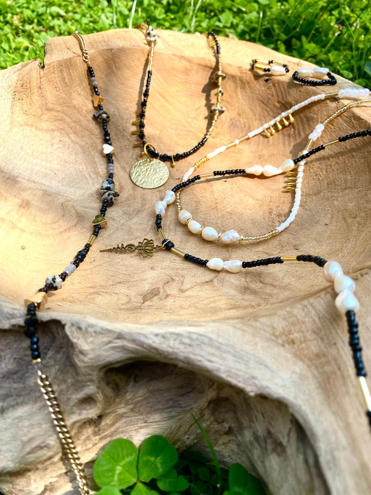 Handgefertigte Brillenkette mit Perlen und Farbe