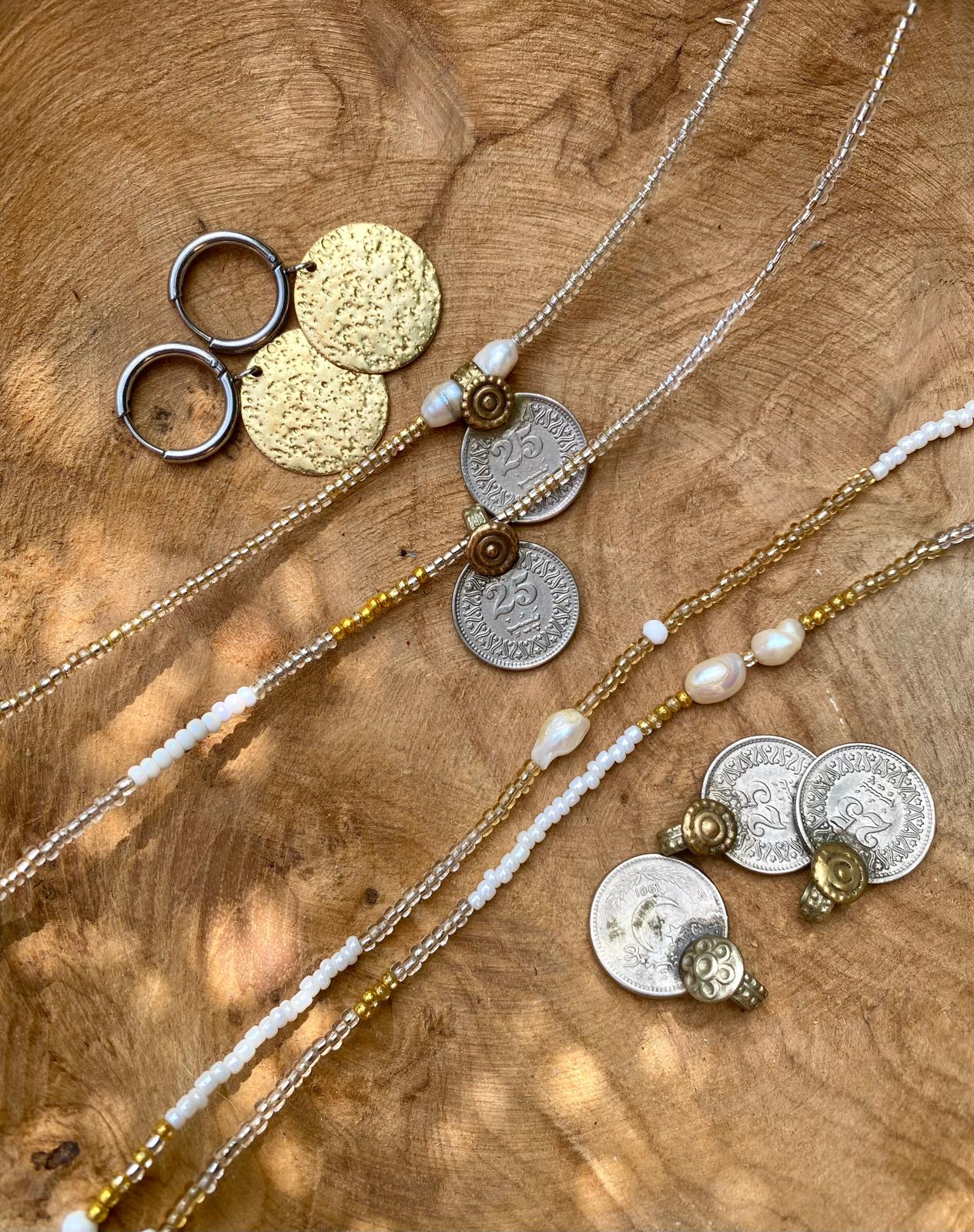 Handgemachte Perlenkette mit schwarzen Beads und Goldmünze