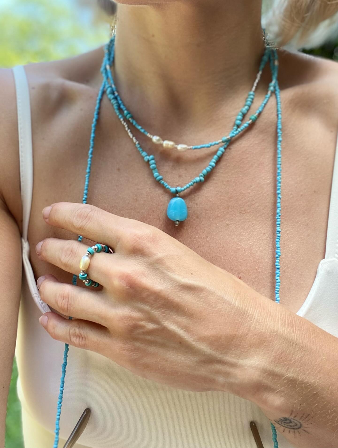 Detailaufnahme eines handgefertigten Schmuck-Sets