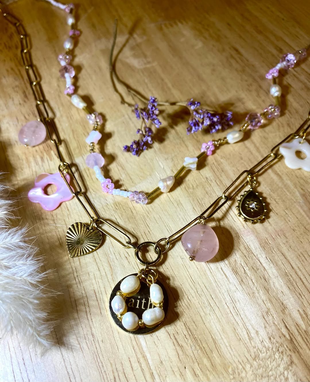 Handgemachtes Schmuck-Set mit Perlen und Anhängern