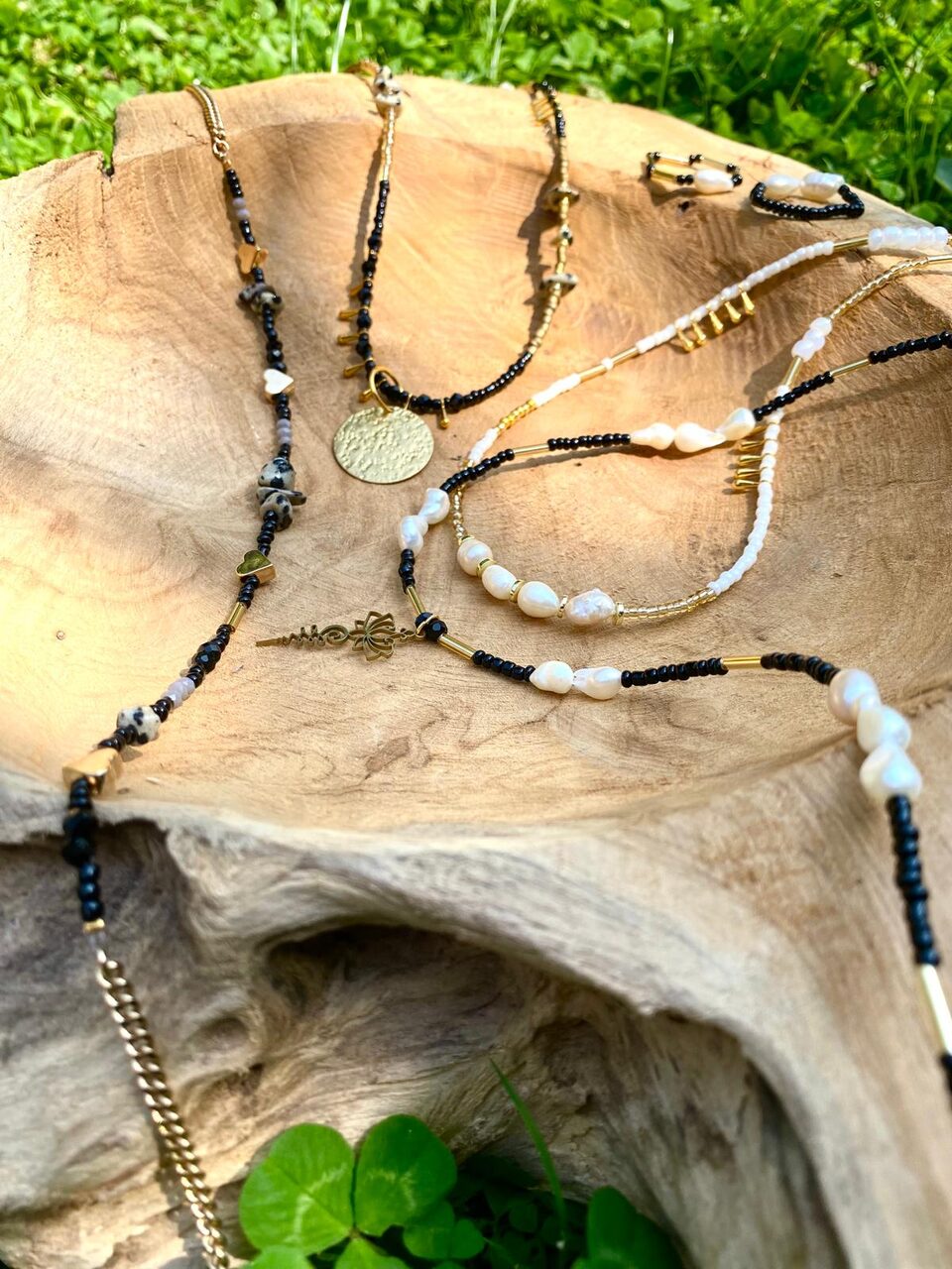 Handgemachte Perlenkette mit schwarzen Beads und Goldmünze