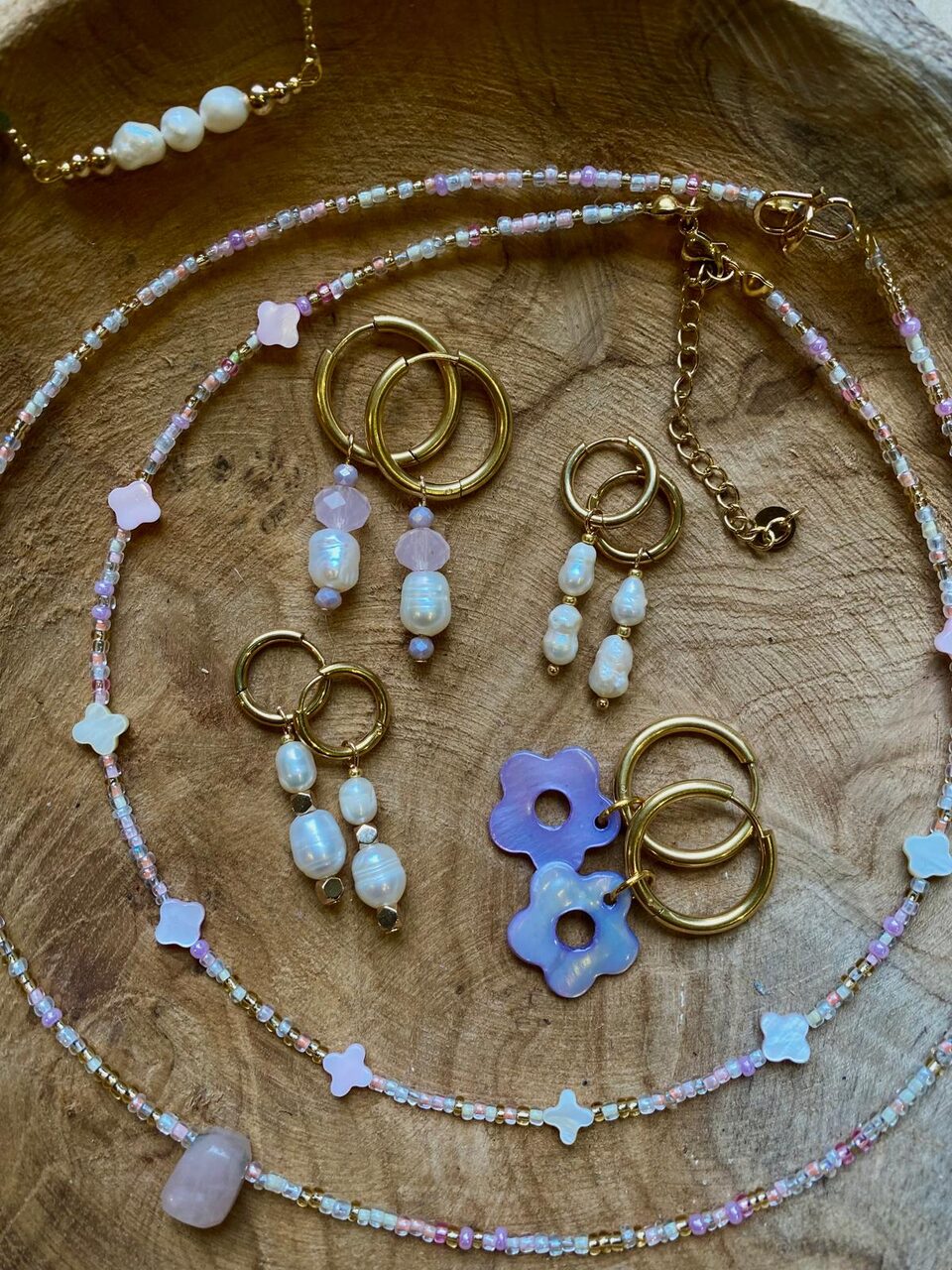 Handgefertigte Halskette mit Perlen und Gold-Charm