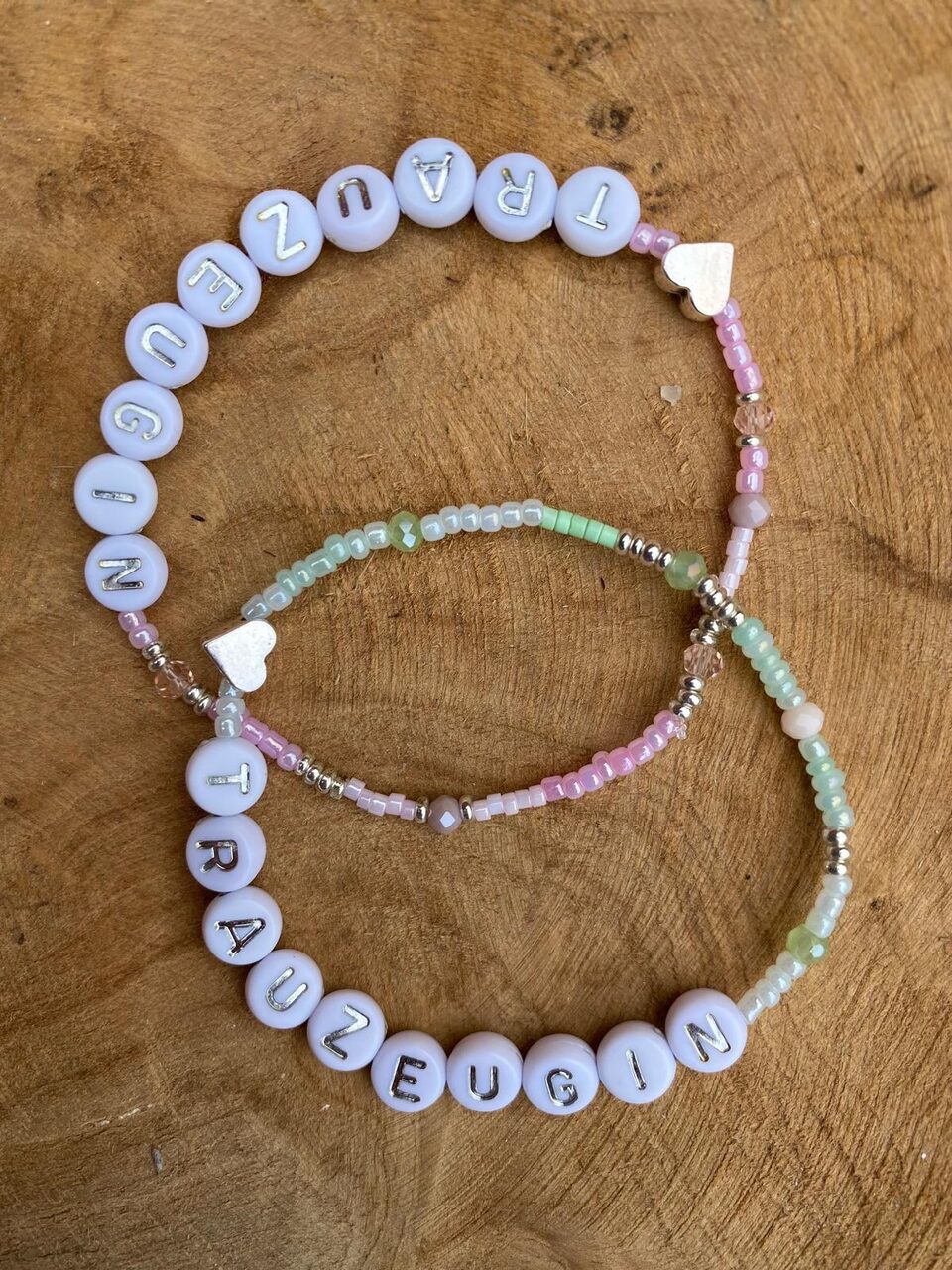 Handgemachtes Armband mit Edelsteinen und Goldelementen